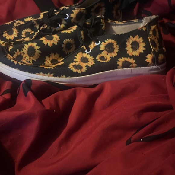 Nice pair of summer shoes if you want them text my number and if you don’t dont - Picture 3 of 3